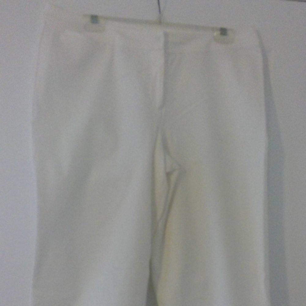 ❤️4/$25 ❤️Chico's White Capris